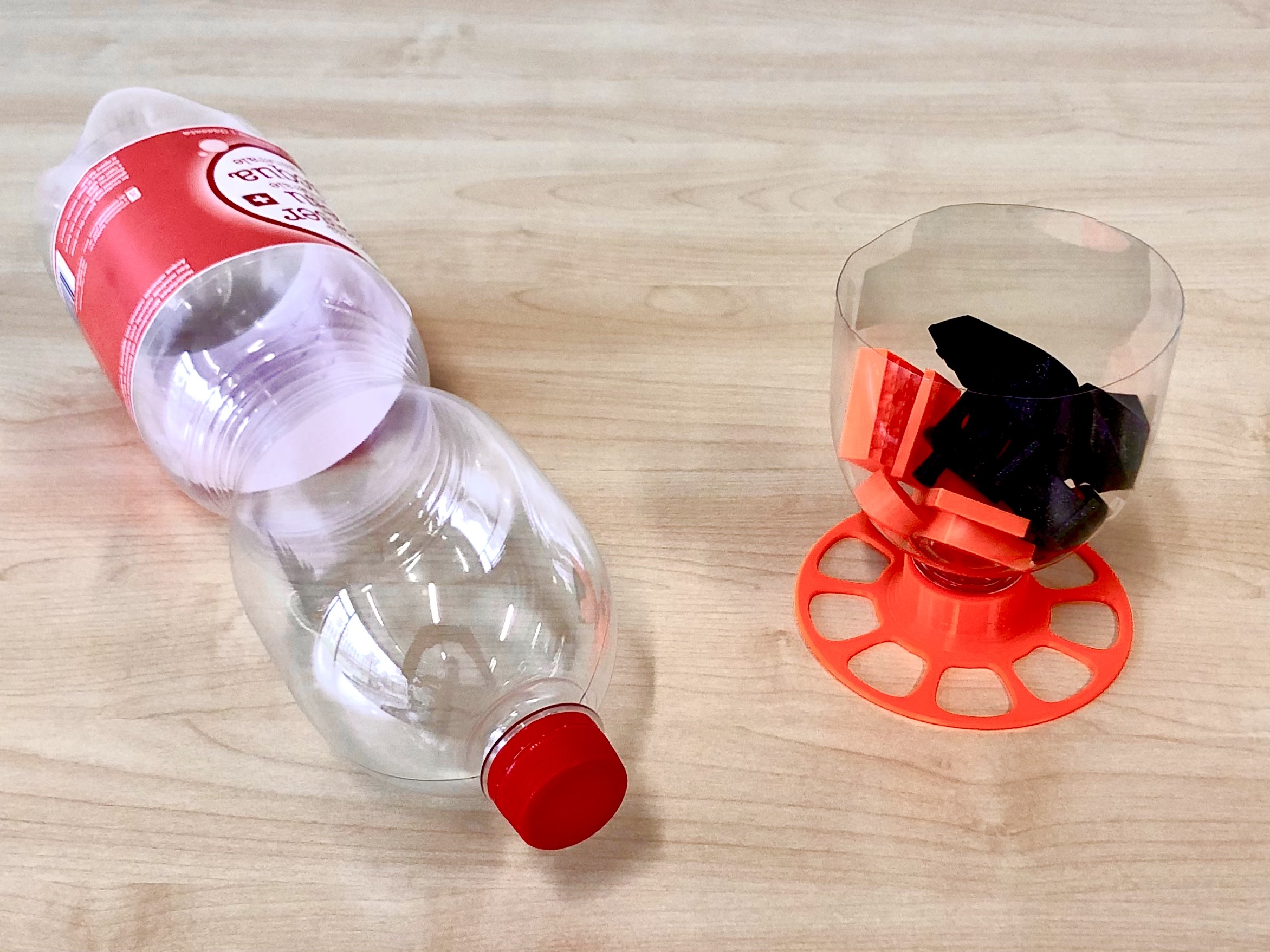 Transformer une bouteille de PET vide en porte-bidule à l'aide d'un "bouchon pied de bouteille"