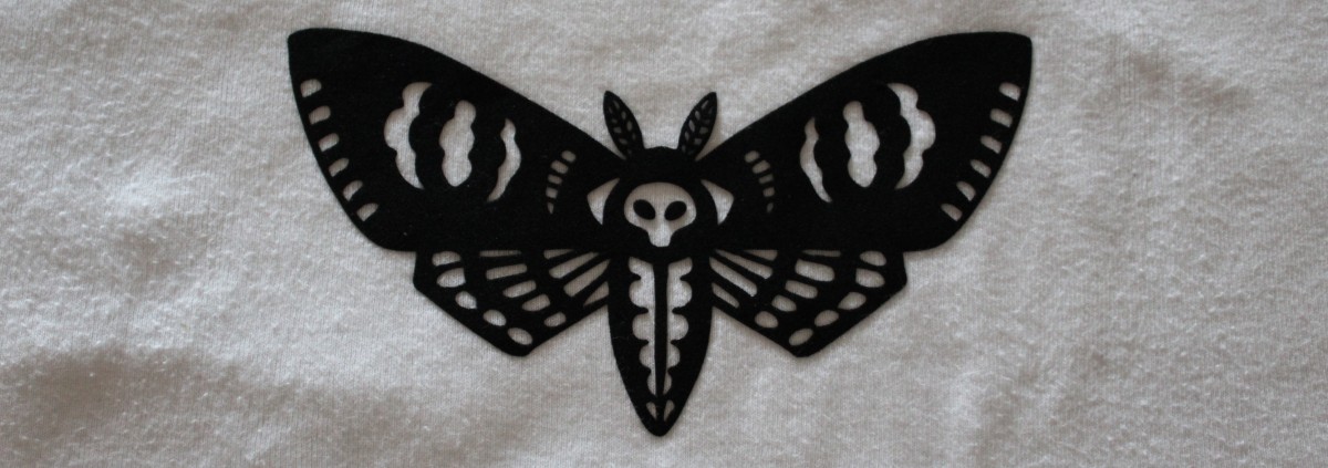 Papillon sphynx thermocollé sur un t-shirt